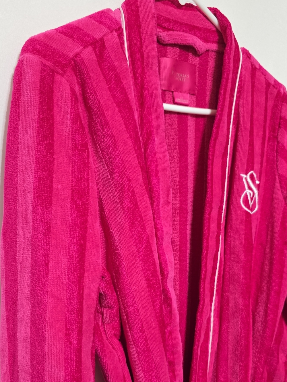 Victoria's Secret Hot Pink Plush Robe Label Detail - Picture 2 of 8